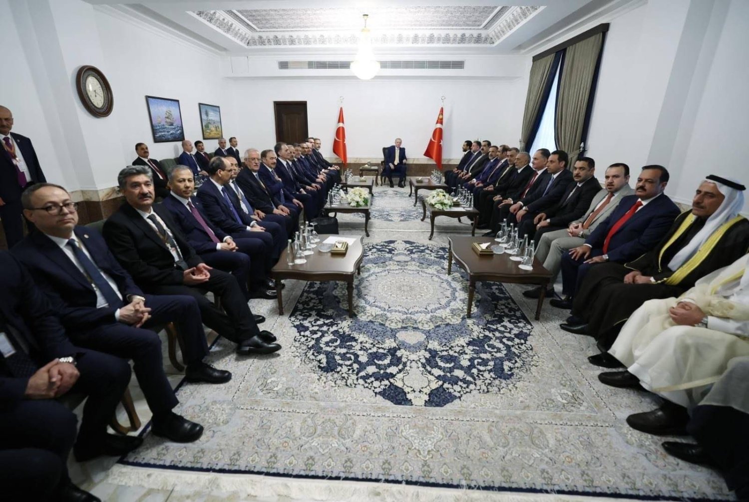 الرئيس التركي يتوسط جلسة ضمت قادة أحزاب سنية عراقية في بغداد (إعلام حزب تقدم)