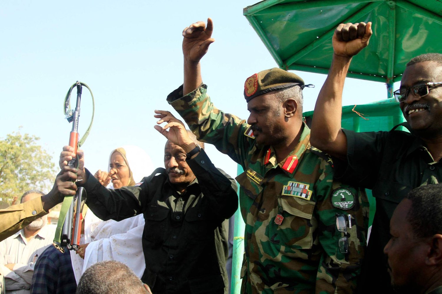 قادة عسكريون خلال تجمع مؤيد للجيش بالقضارف شرق السودان في 16 يناير الماضي (أ.ف.ب)