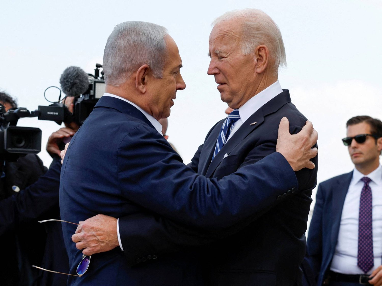 الرئيس الأميركي جو بايدن مع رئيس الوزراء الإسرائيلي بنيامين نتنياهو 18 أكتوبر 2023 (رويترز)
