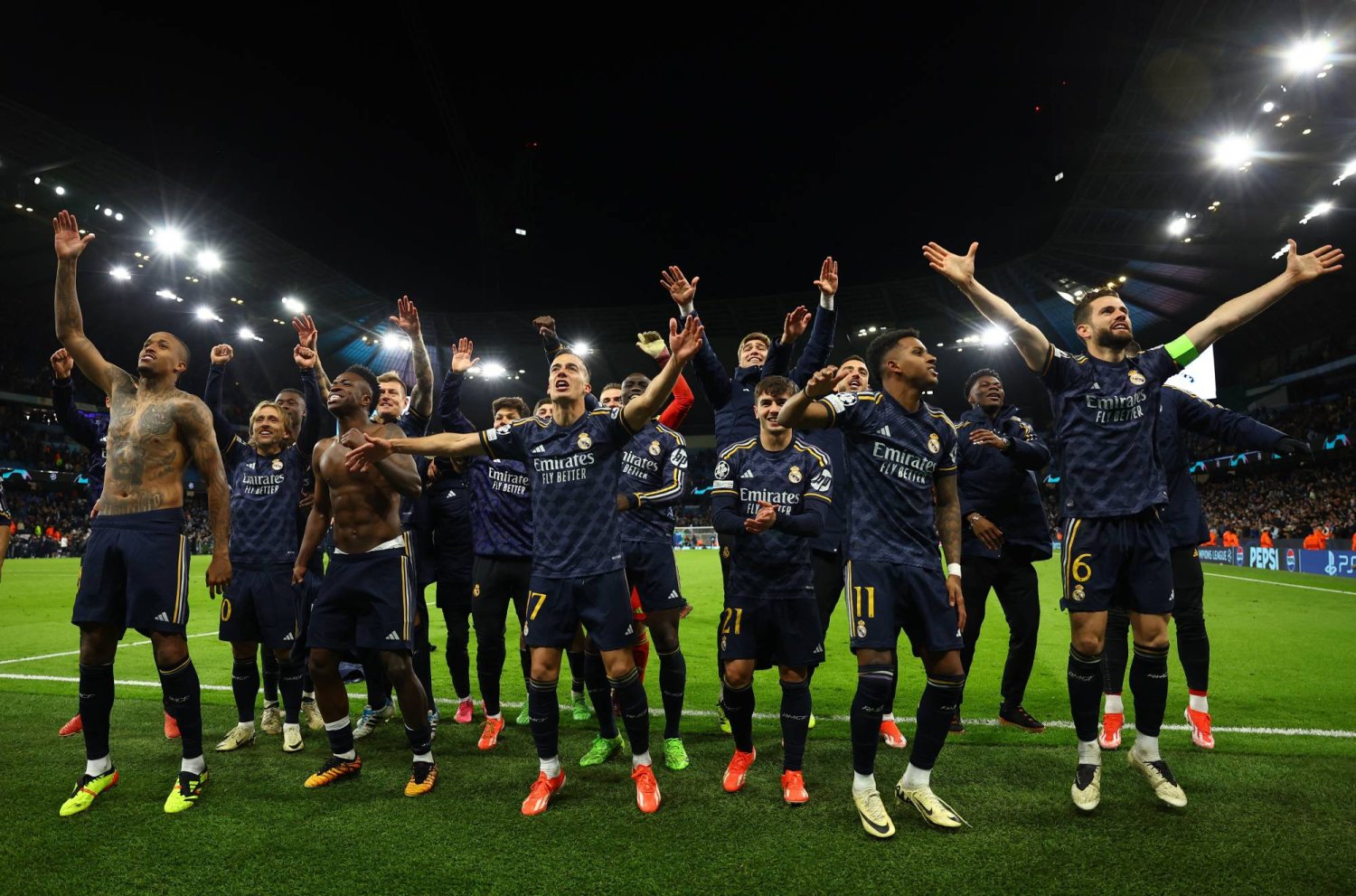 لاعبو ريال مدريد وفرحة التأهل إلى قبل نهائي دوري الأبطال بعد الفوز على مانشستر سيتي (رويترز)