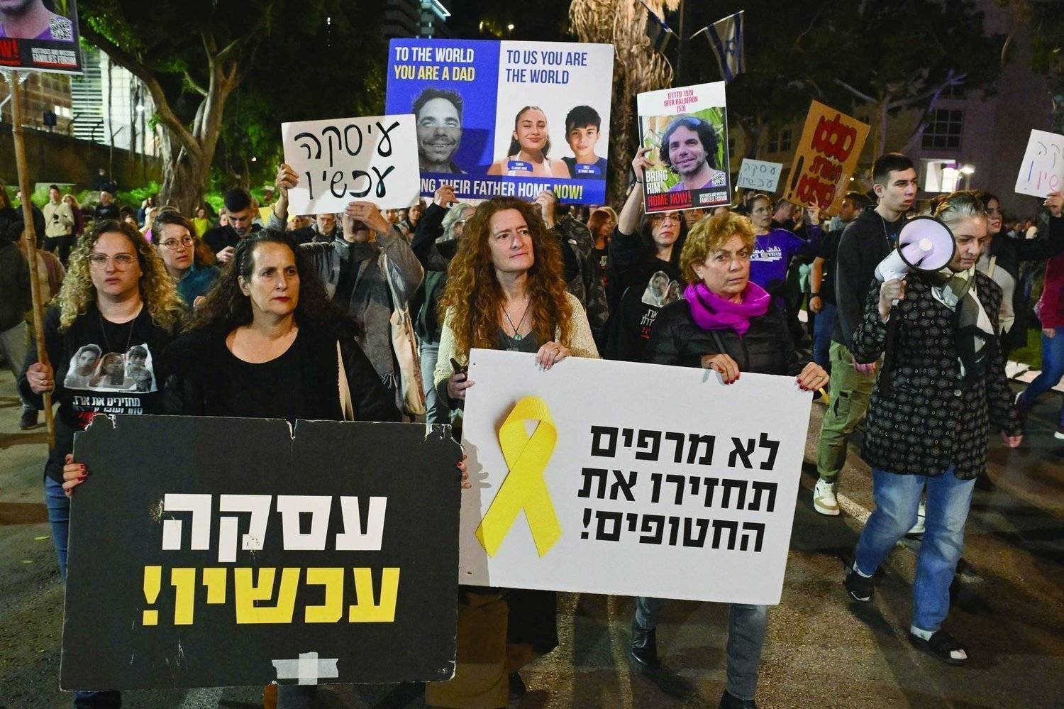 أقارب الأسرى الإسرائيليين يتظاهرون بتل أبيب في وقت سابق لمطالبة الحكومة بالتوصل إلى اتفاق لإطلاق المحتجزين (أ.ف.ب)