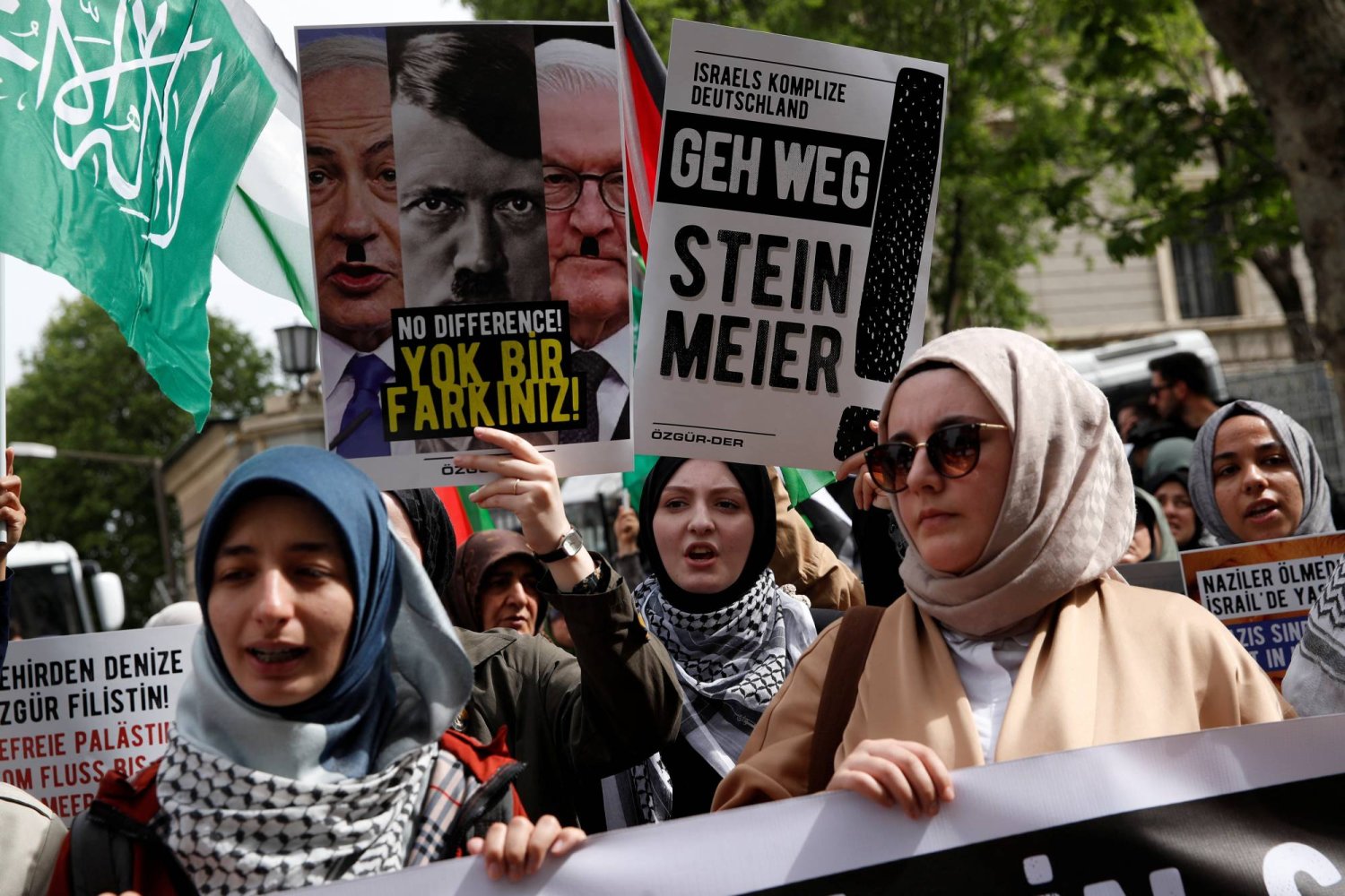 تركيات يتظاهرن ضد زيارة الرئيس الألماني فرنك شتاينماير في إسطنبول الثلاثاء (رويترز)