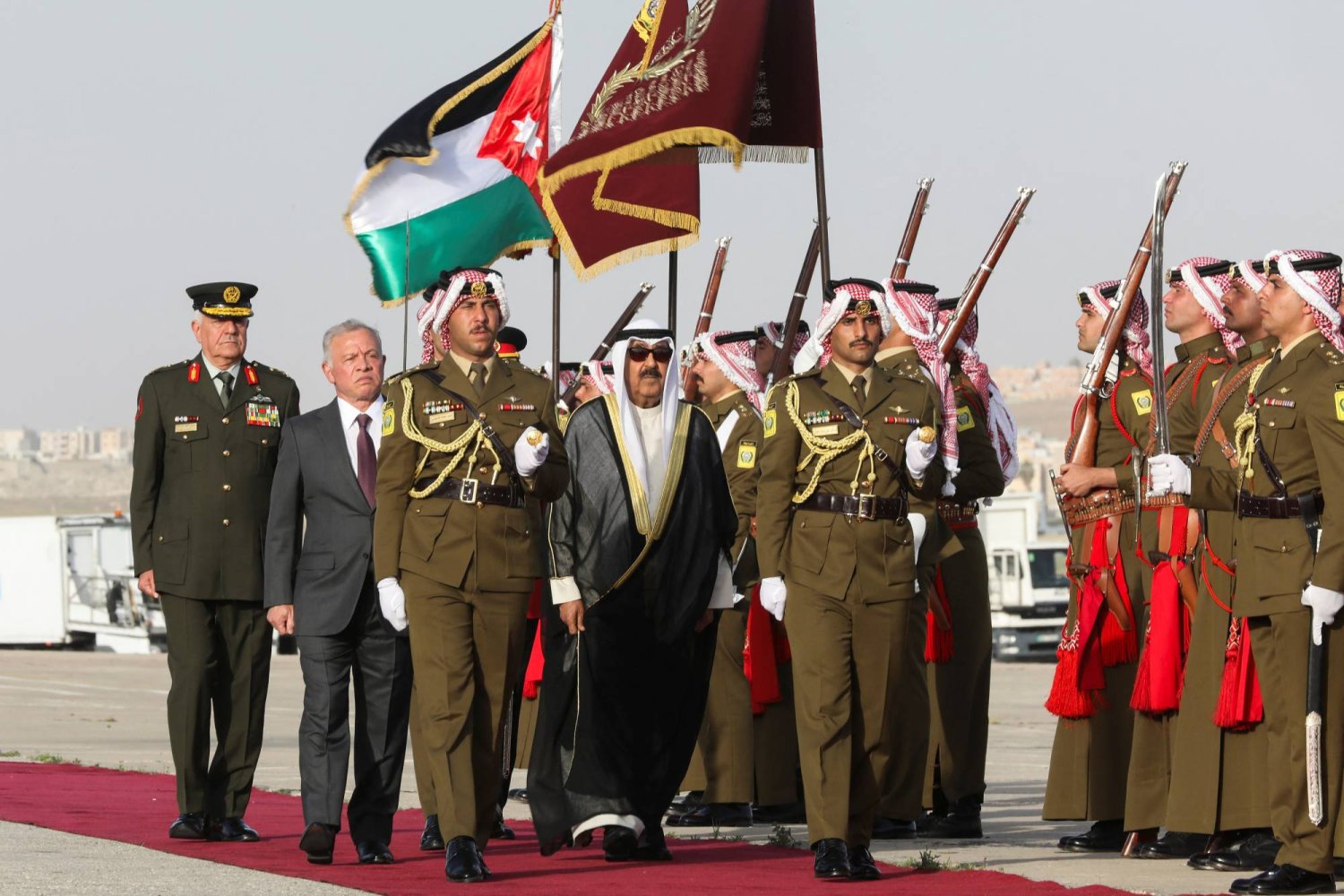 الملك الأردني وأمير الكويت (رويترز)