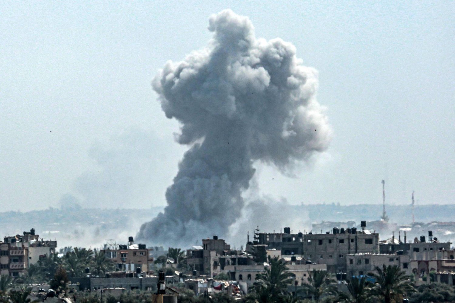 دخان يتصاعد عقب قصف إسرائيلي شمال النصيرات في وسط غزة (ا.ف.ب)