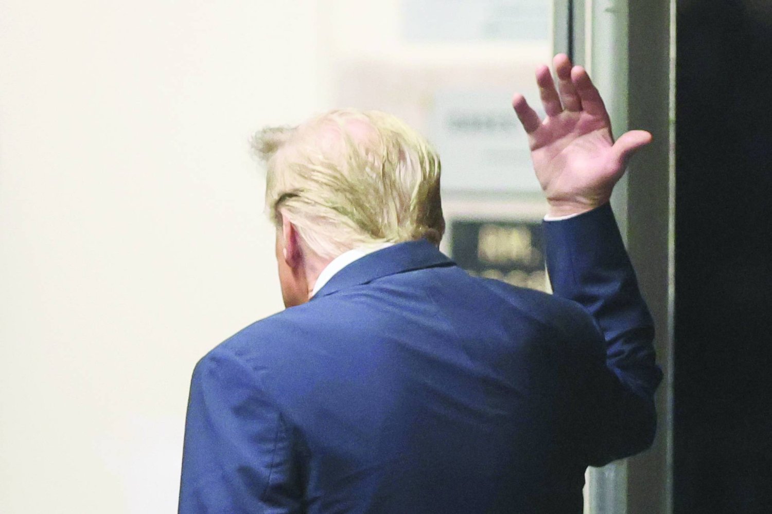 
الرئيس السابق دونالد ترمب خلال توجهه إلى محكمة نيويورك أمس (أ.ب)