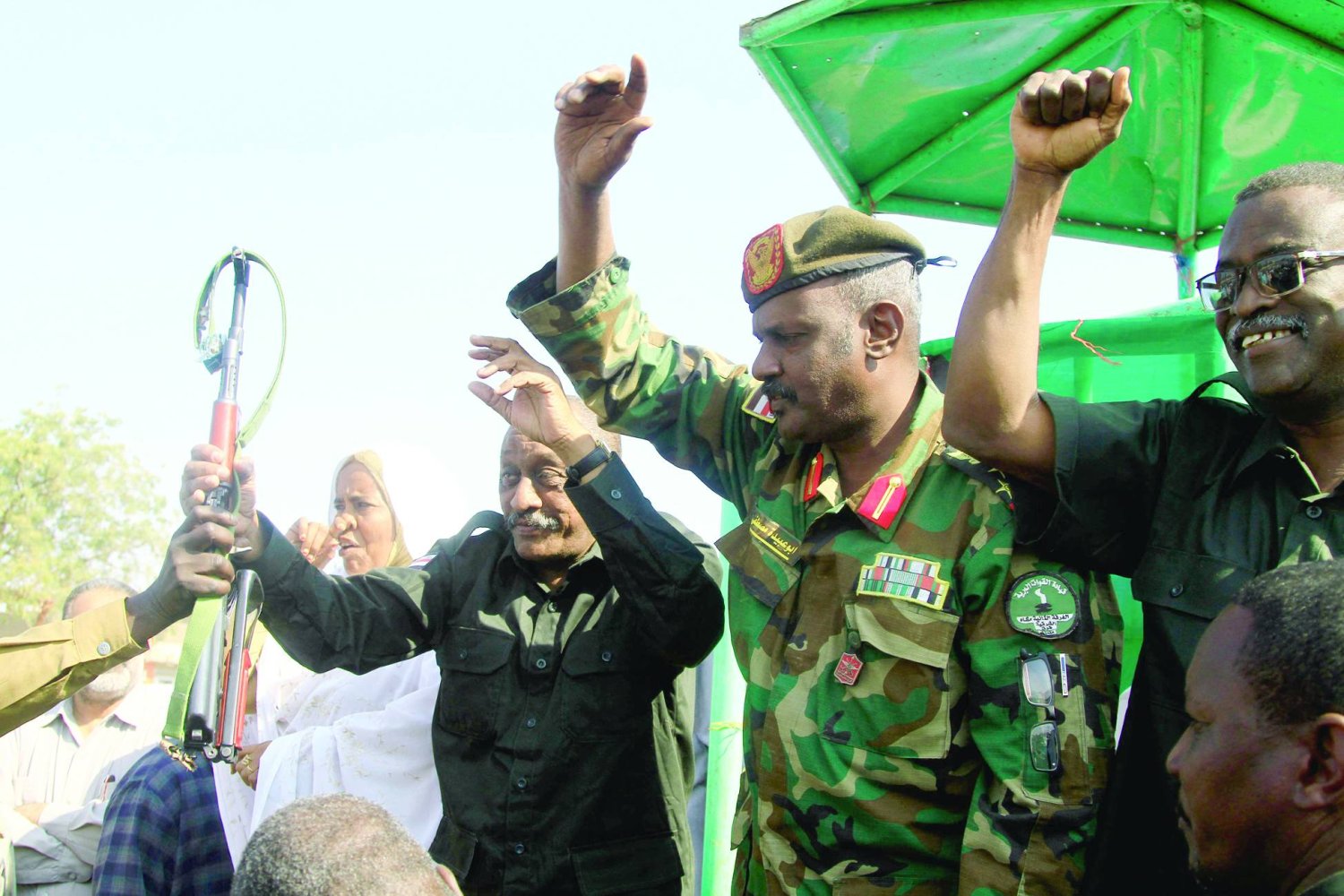 
قادة عسكريون خلال تجمع مؤيد للجيش بالقضارف شرق السودان في 16 يناير الماضي (أ.ف.ب)