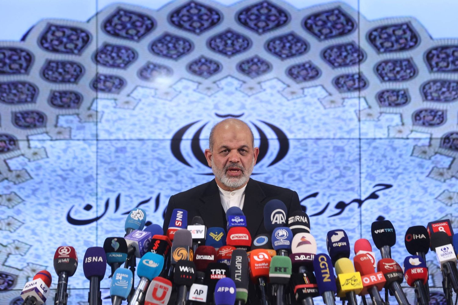وزير الداخلية الإيراني أحمد وحيدي خلال مؤتمر صحافي (رويترز)