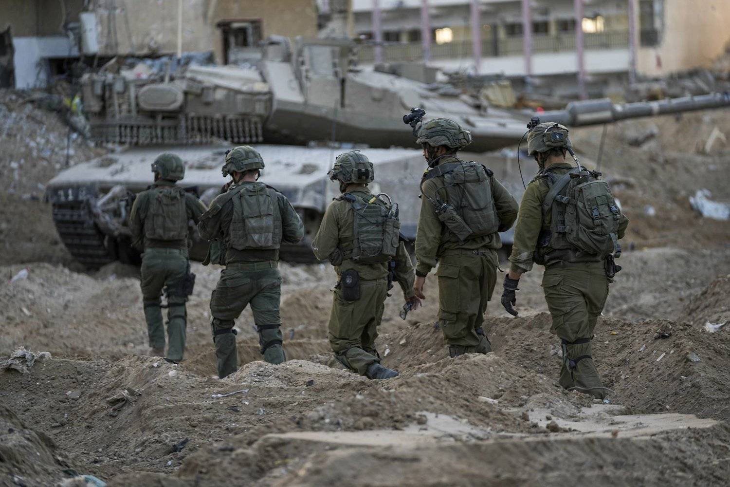 جنود إسرائيليون يشاركون في التوغل البري بغزة (أ.ب)