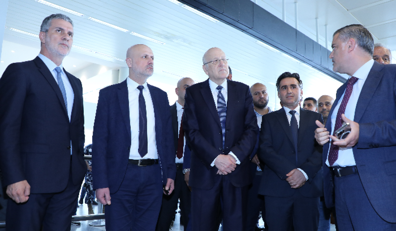 الرئيس نجيب ميقاتي ووزير الداخلية بسام مولوي في أثناء زيارة تفقدية لمطار بيروت أمس (الوكالة الوطنية للإعلام)