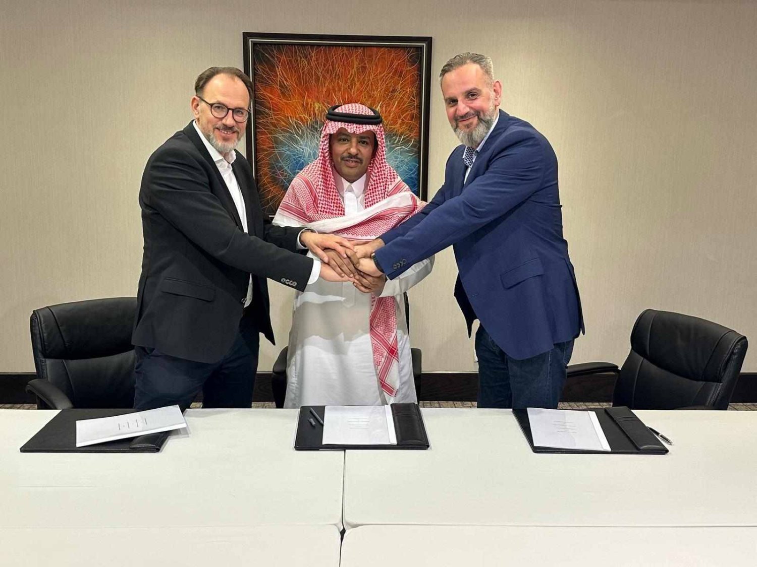 جانب من توقيع اتفاقية بدء إطلاق مركز البيانات الإقليمي في الرياض (الشرق الأوسط)