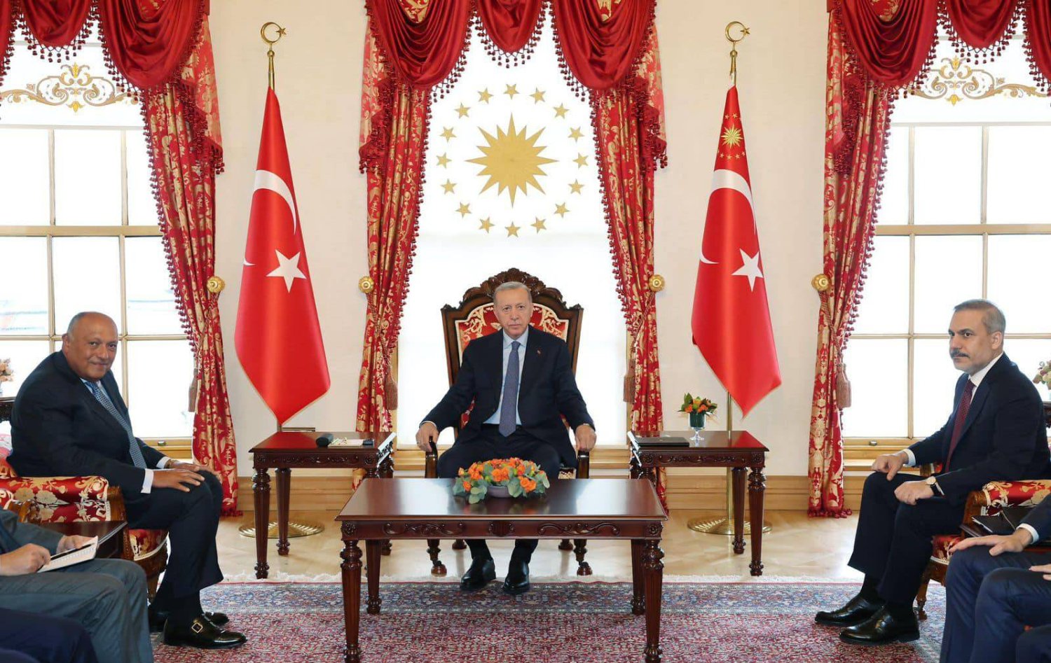 الرئيس التركي إردوغان يتوسط فيدان وشكري في اجتماع بأنقرة 20 أبريل الحالي (الرئاسة التركية)