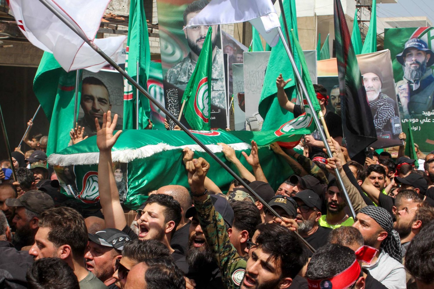 مُشيعون يحملون نعش قائد حركة «أمل» وسيم موسى الذي قُتل خلال غارة جوية إسرائيلية في 20 أبريل خلال جنازته بقرية كفركلا بجنوب لبنان (أ.ف.ب)