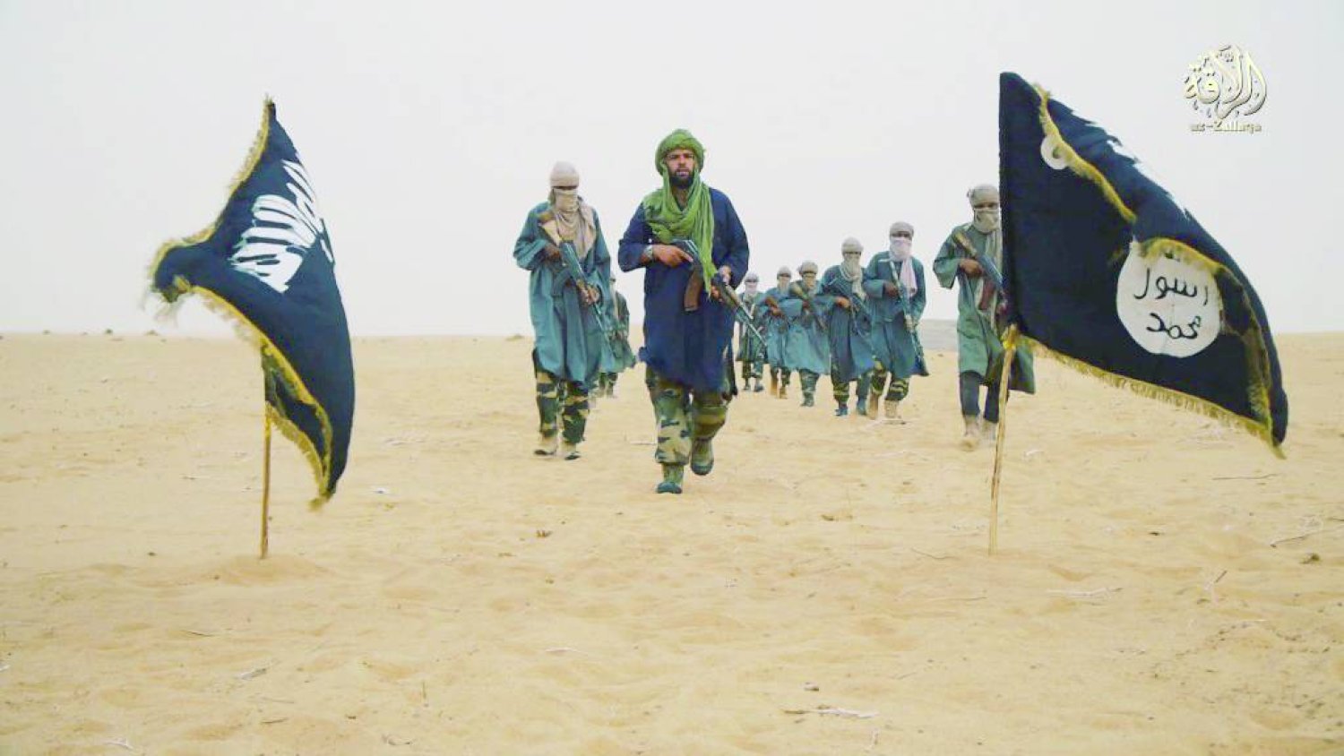 مقاتلون من جماعة «نصرة الإسلام والمسلمين» التي تتبع «القاعدة» في صحراء مالي (مؤسسة الزلاقة - ذراع القاعدة الإعلامية)
