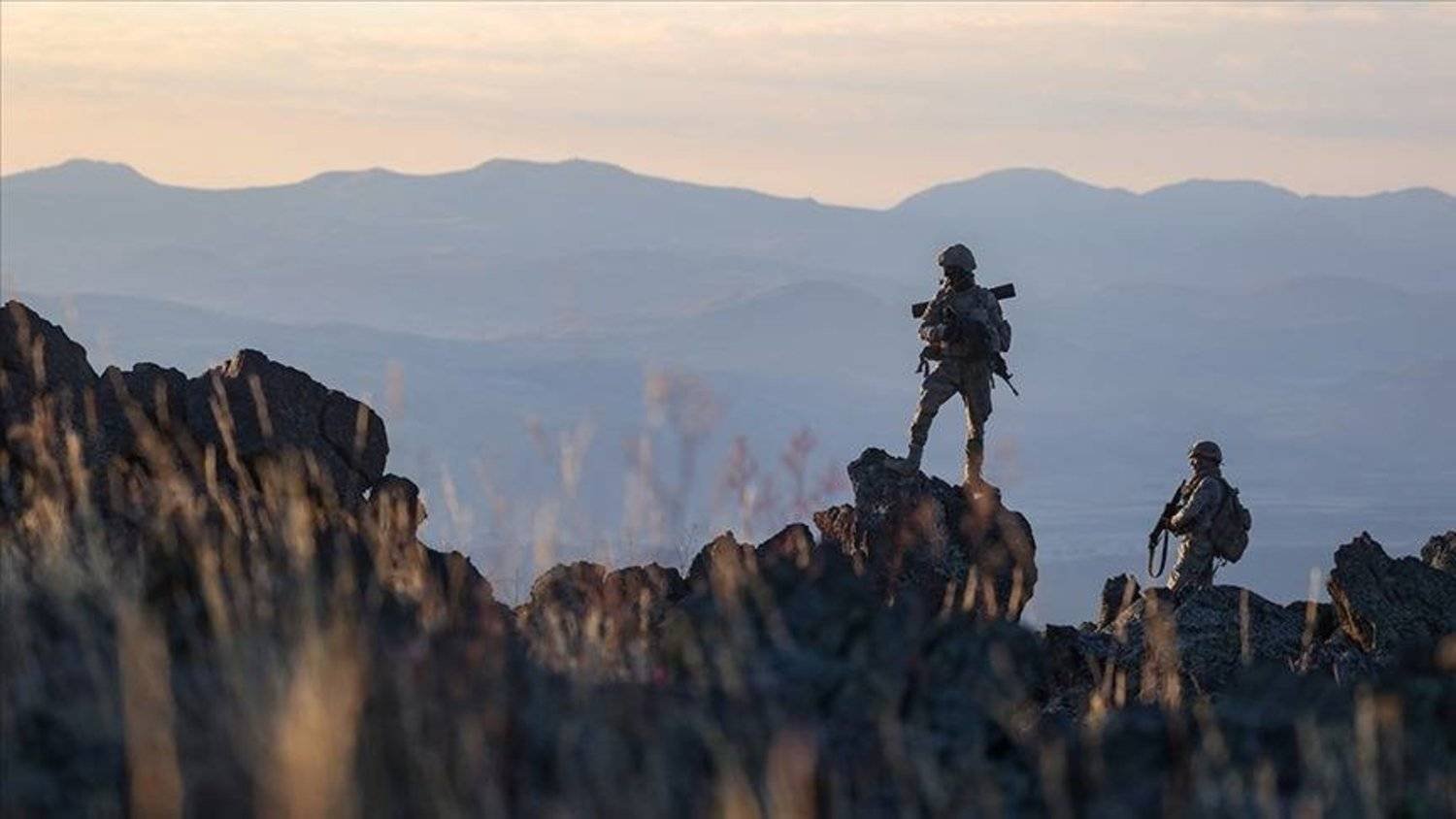 جنديان تركيان على أحد المرتفعات في المناطق الحدودية جنوب البلاد (أرشيفية - وزارة الدفاع التركية)