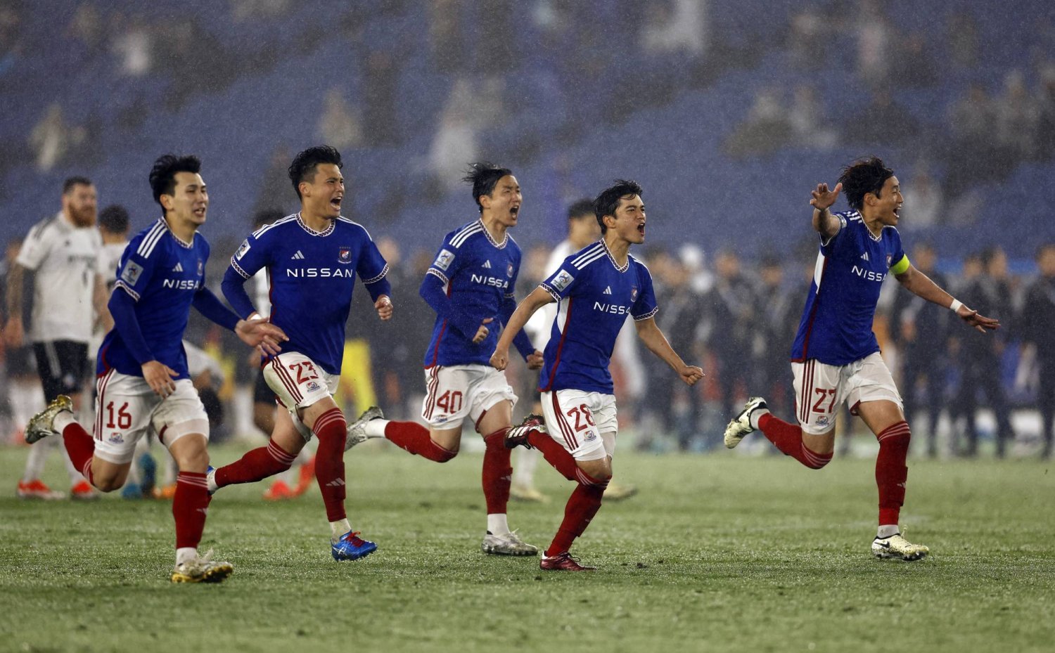 فرحة لاعبي يوكوهاما بعد التأهل إلى النهائي الآسيوي (رويترز)
