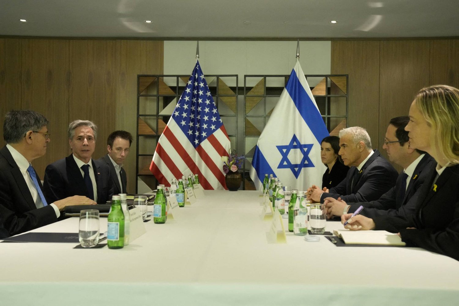 وزير الخارجية الأميركي مجتمعاً مع زعيم المعارضة الإسرائيلية يائير لبيد (رويترز)