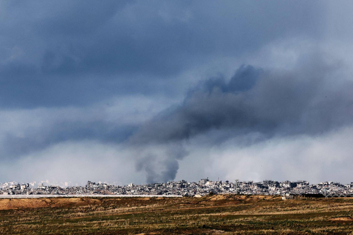 الدخان يتصاعد فوق الأراضي الفلسطينية عقب قصف إسرائيلي في وقت سابق (أ.ف.ب)