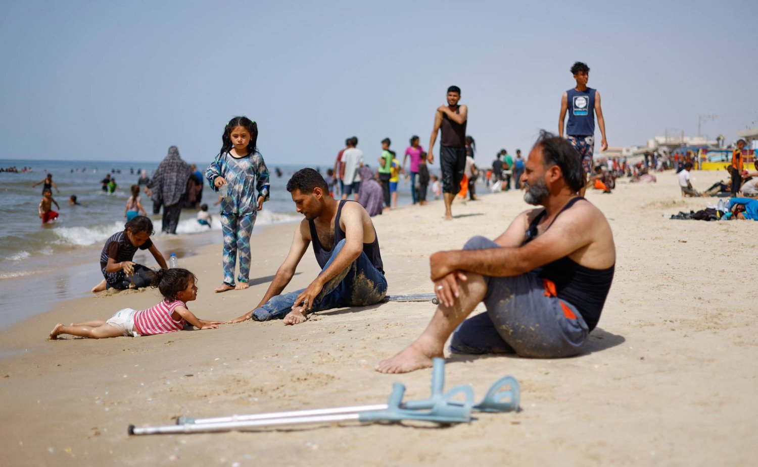 نازحون فلسطينيون على شاطئ مدينة رفح في جنوب غزة (رويترز)