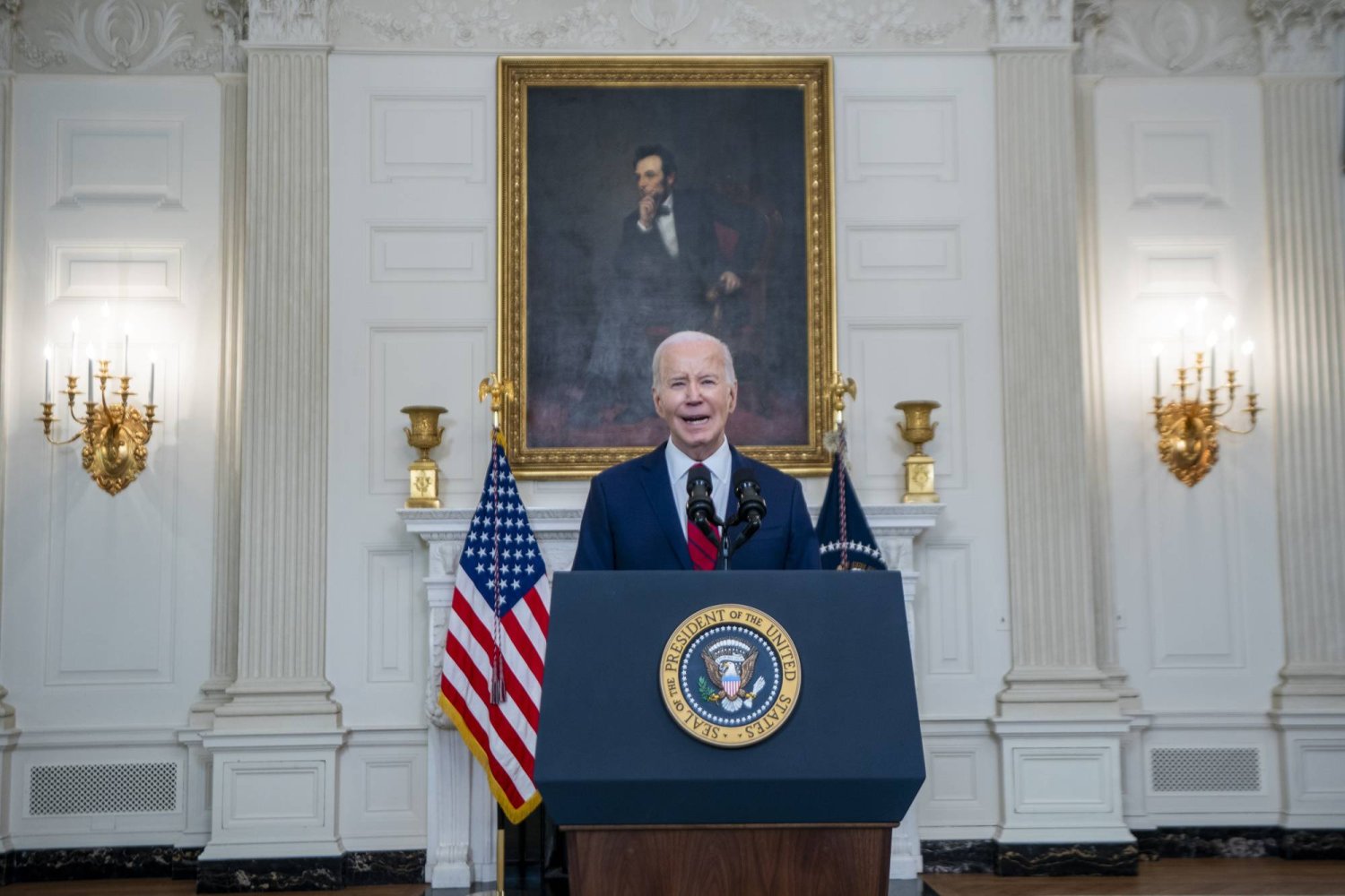 الرئيس الأميركي جو بايدن يوقع على حزمة المساعدات ويعلن عنها (إ.ب.أ)