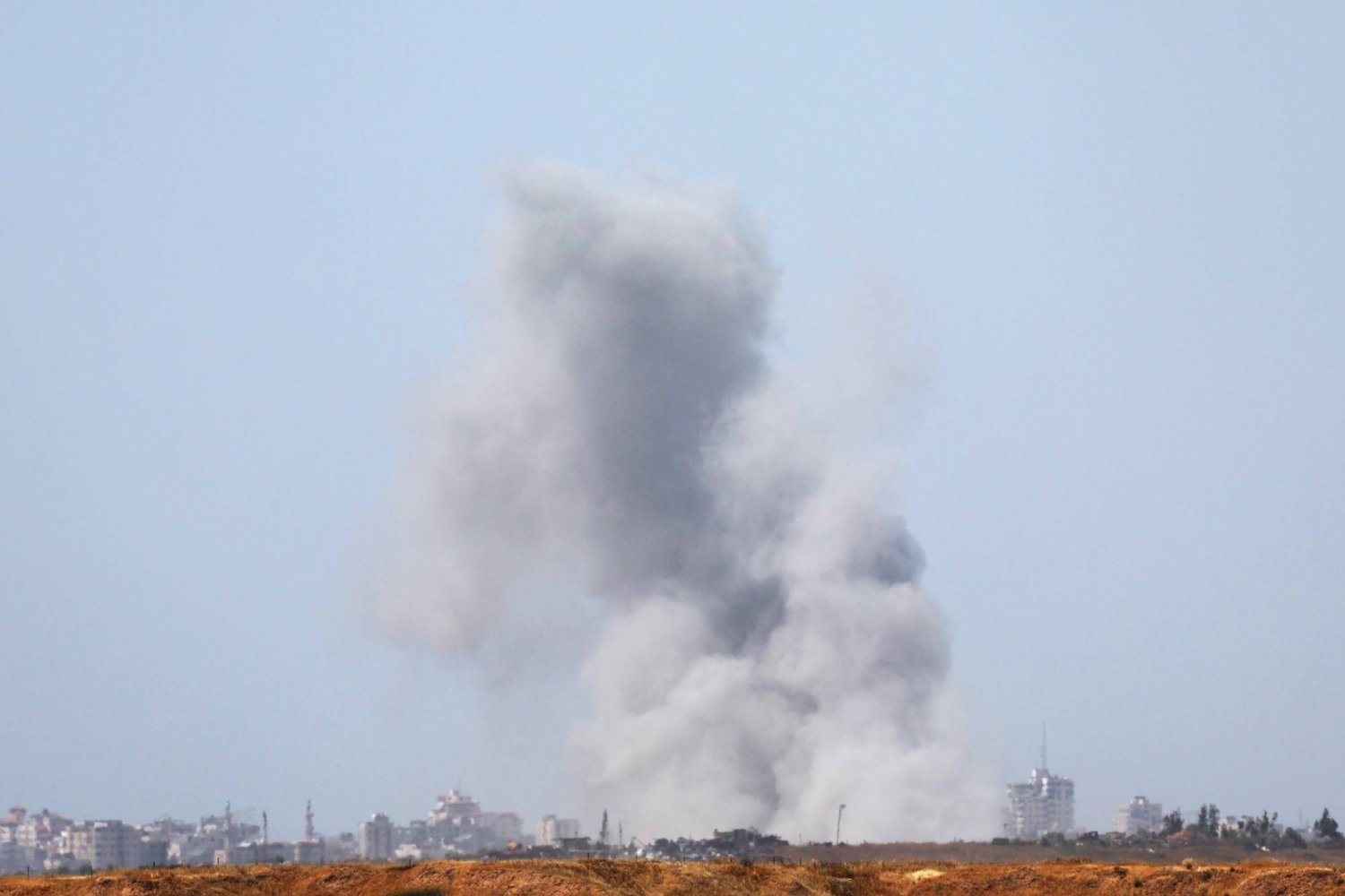 تصاعد الدخان جراء الغارات الإسرائيلية على قطاع غزة (إ.ب.أ)