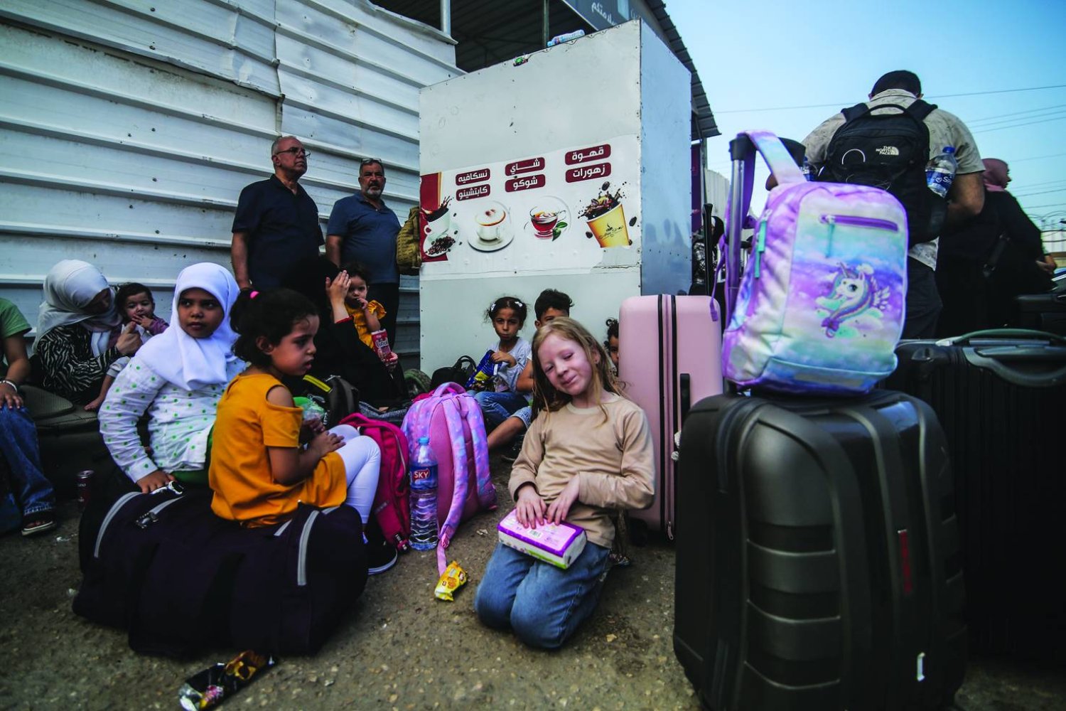 فلسطينيون ينتظرون عند معبر رفح الحدودي بين قطاع غزة ومصر (وكالة الأنباء الألمانية)