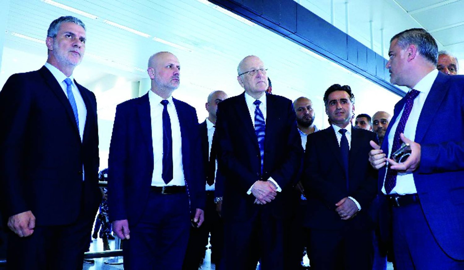 
الرئيس نجيب ميقاتي ووزير الداخلية بسام مولوي في أثناء زيارة تفقدية لمطار بيروت أمس (الوكالة الوطنية للإعلام)