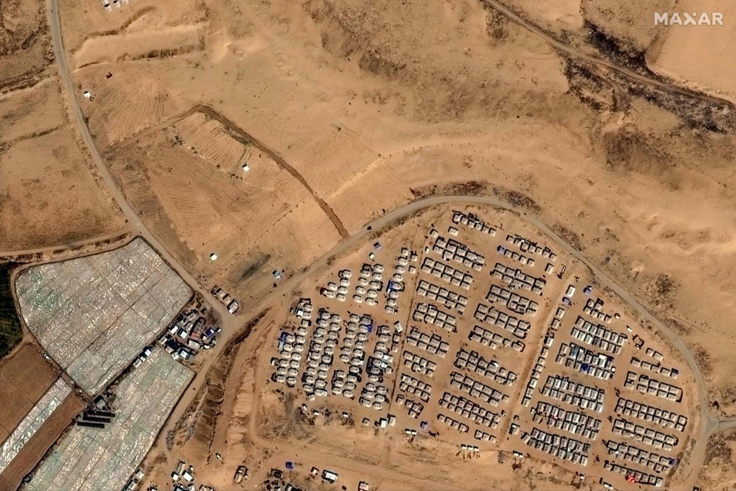 تظهر صورة الأقمار الاصطناعية مخيمات للنازحين الفلسطينيين في رفح بجنوب قطاع غزة (أ.ف.ب)
