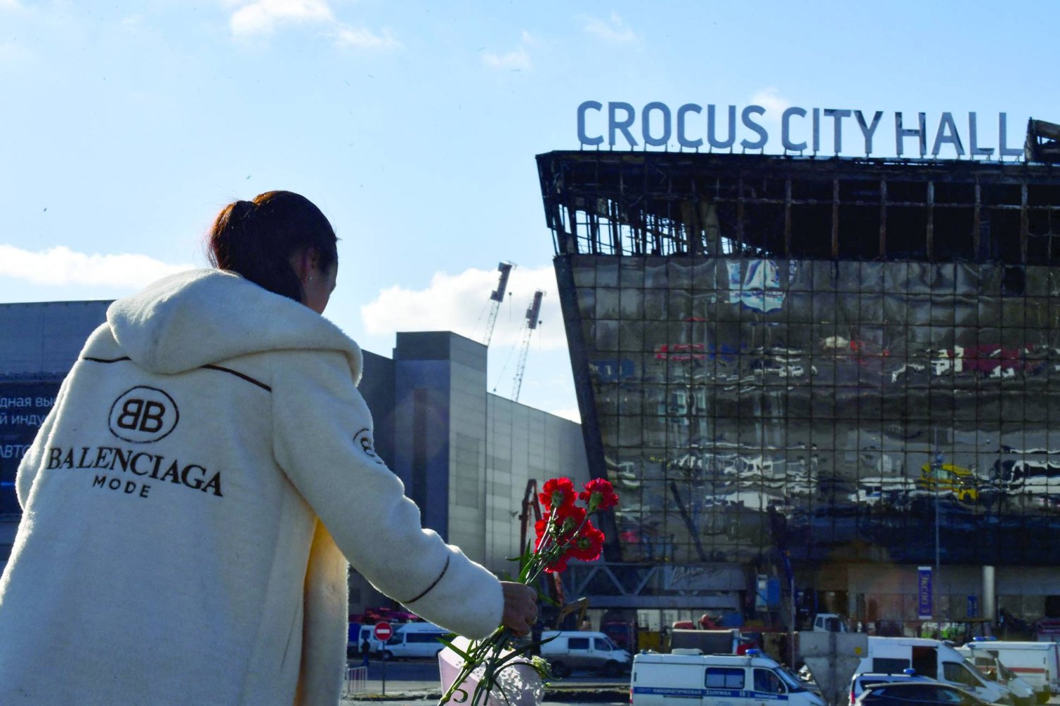 تفحُّم صالة «كروكوس سيتي هول» للحفلات في موسكو بسبب الهجوم (أ.ف.ب)
