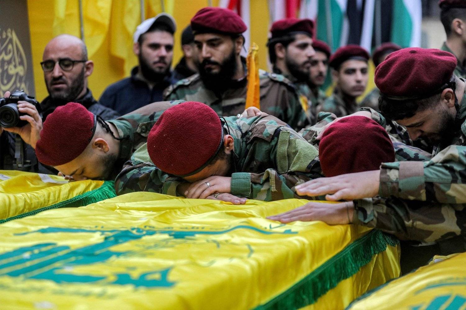 مقاتلون من «حزب الله» يودّعون ثلاثة من رفاقهم قُتلوا في غارة إسرائيلية بالقنيطرة جنوب غربي سوريا على طول هضبة الجولان خلال تشييعهم بالضاحية الجنوبية لبيروت 9 ديسمبر 2023 (أ.ف.ب)