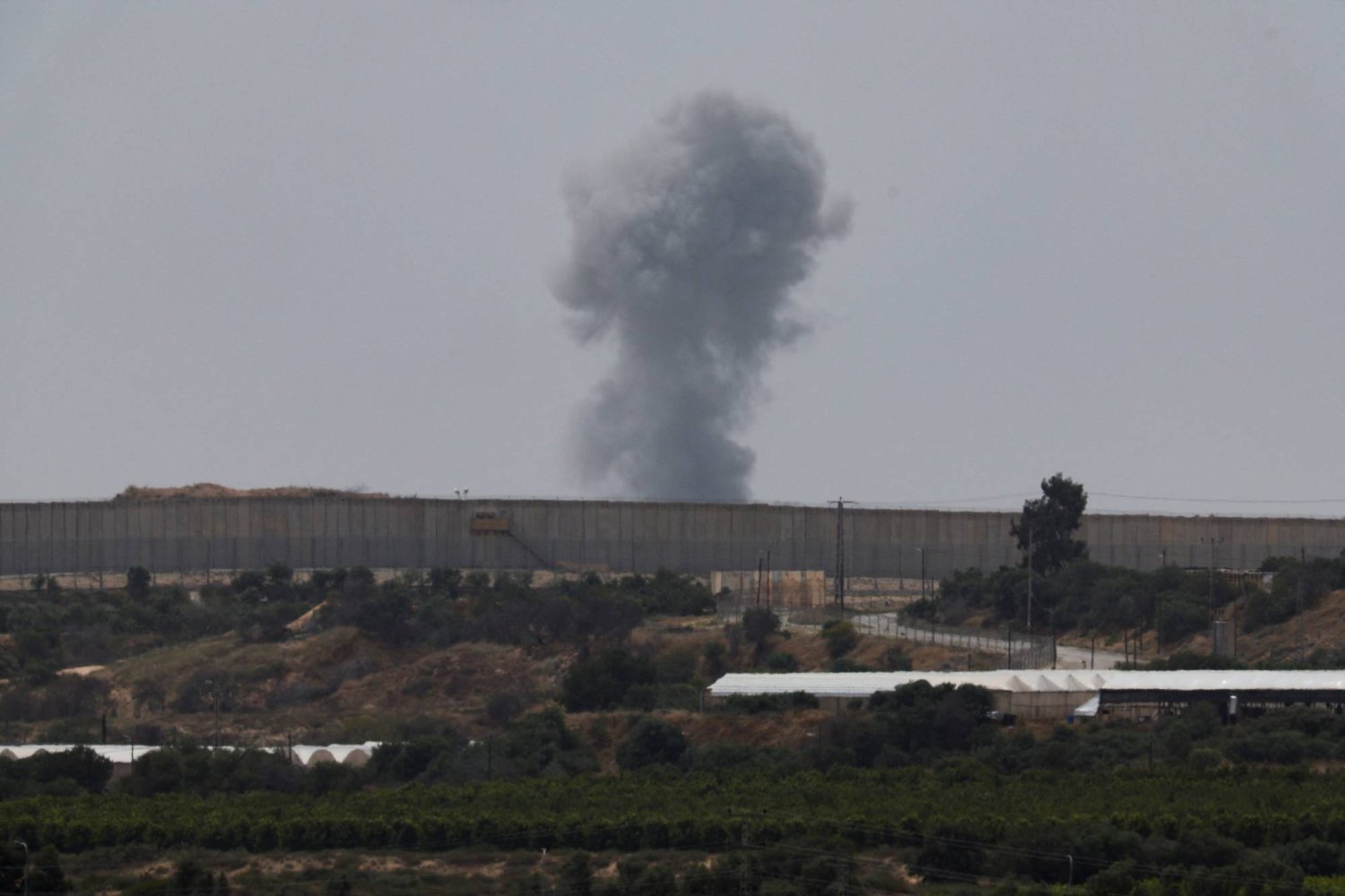 تصاعد الدخان جراء الغارات الإسرائيلية على قطاع غزة (رويترز)