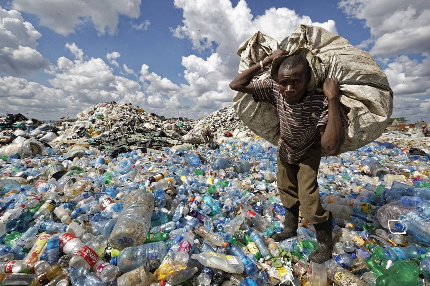 أقل من 60 شركة متعددة الجنسيات مسؤولة عن أكثر من نصف التلوث البلاستيكي بالعالم (أ.ب)
