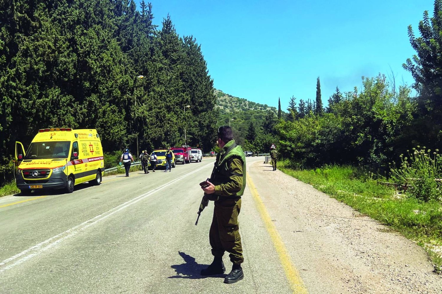 جندي إسرائيلي يتأهب في بلدة عرب العرامشة قرب حدود لبنان بعد هجوم «حزب الله» بمسيّرة انقضاضية منتصف الشهر الحالي (رويترز)