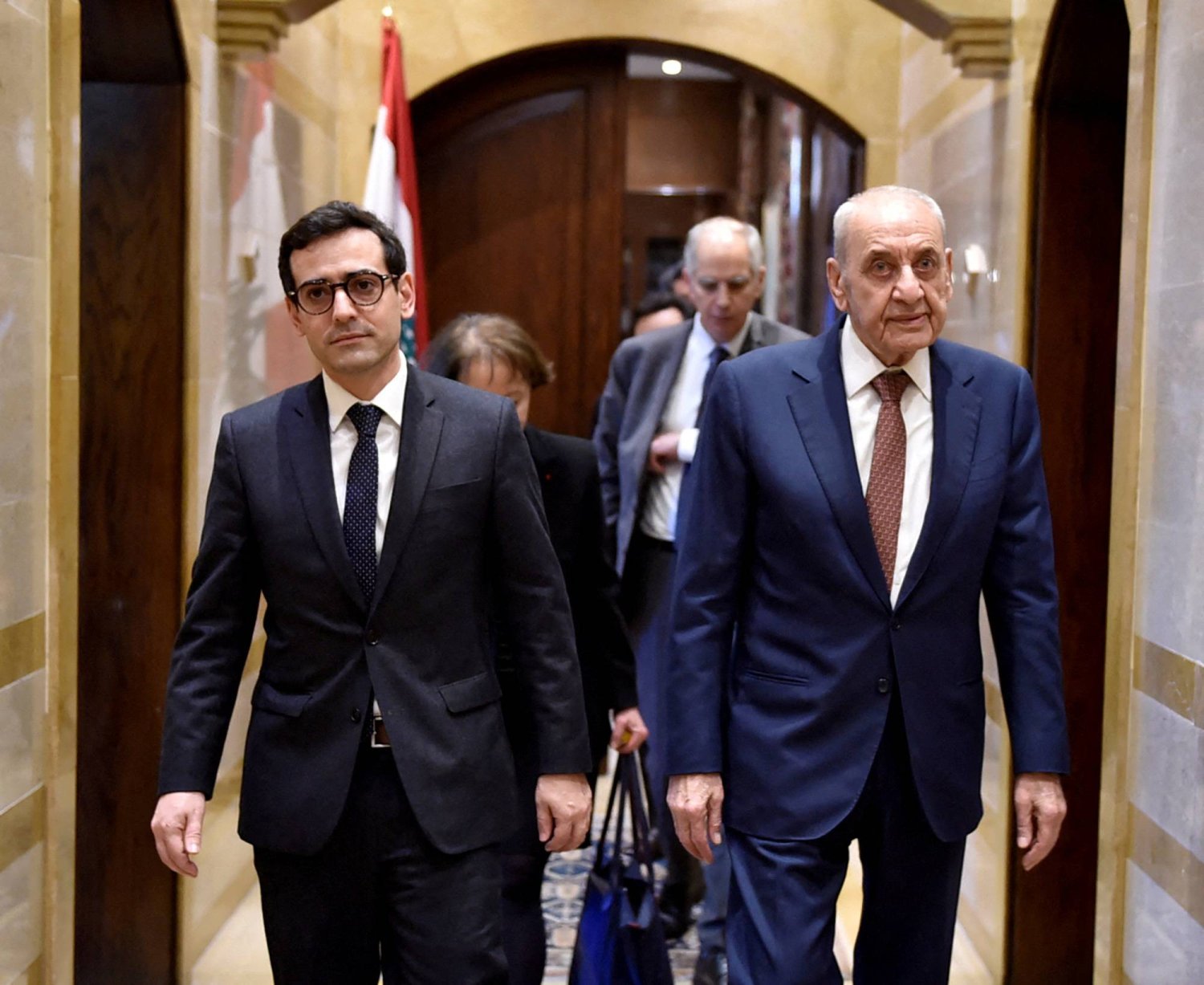رئيس البرلمان اللبناني نبيه بري مستقبلاً وزير الخارجية الفرنسي ستيفان سيجورنيه في زيارة سابقة إلى لبنان (أ.ب)