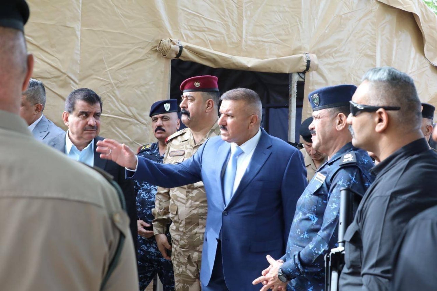 وزير الداخلية العراقي مع مجموعة ضباط أمام مقر العملية الأمنية في البتاويين (إعلام حكومي)