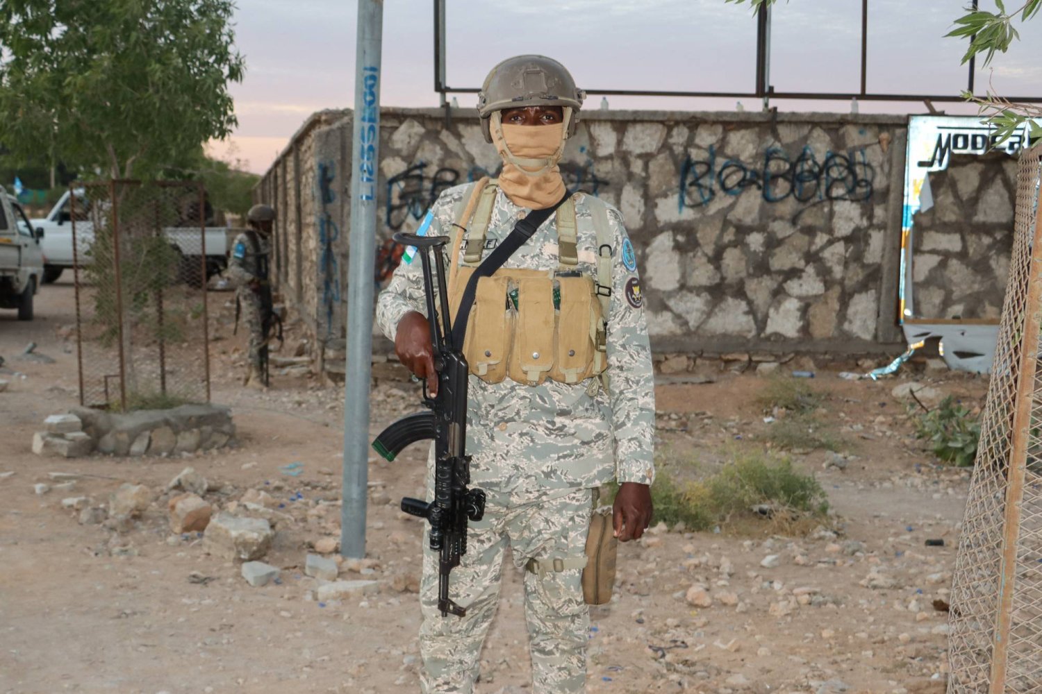 أحد أفراد قوة شرطة بونتلاند البحرية يقف في حراسة بغاروي بولاية بونتلاند الصومالية (أ.ب.أ)