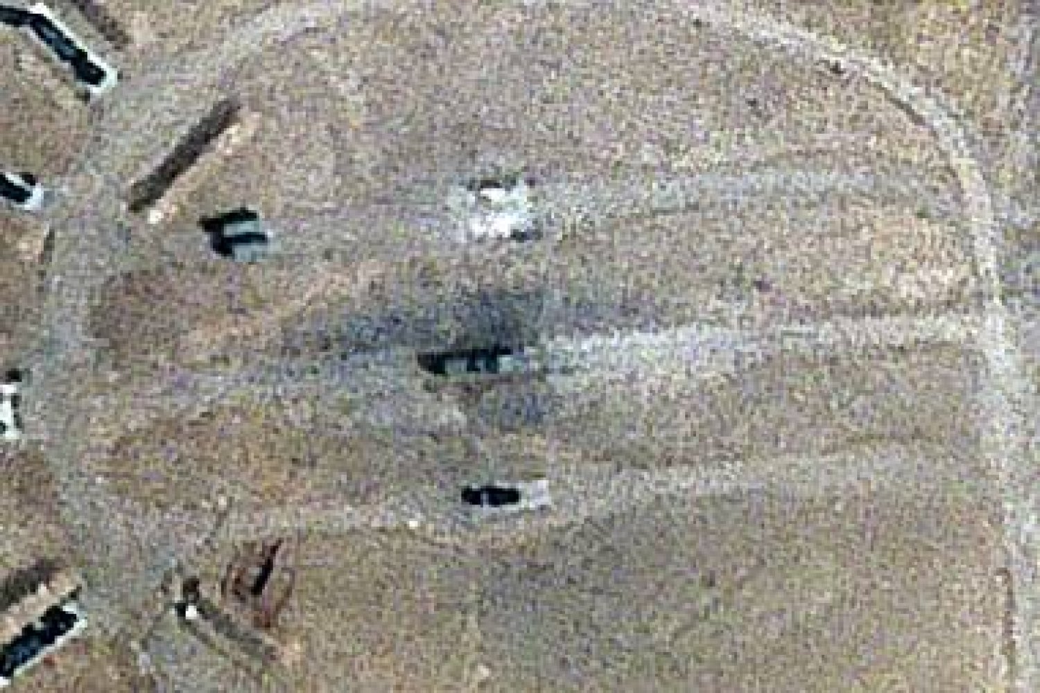 علامات الحروق تحيط بطاريات رادار بالقرب من مطار دولي وقاعدة جوية في أصفهان الاثنين الماضي (بلانت لبس - أ.ب)
