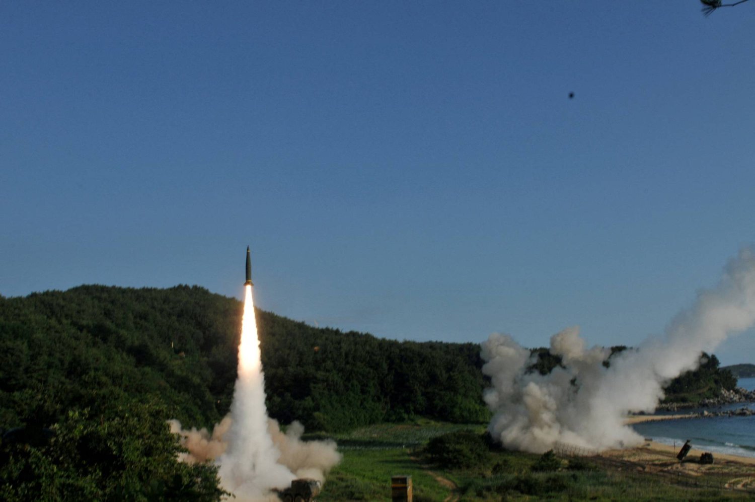 «أتاكمس» صاروخ موجه بعيد المدى يبلغ مداه نحو 300 كيلومتر أو 190 ميلاً (رويترز)