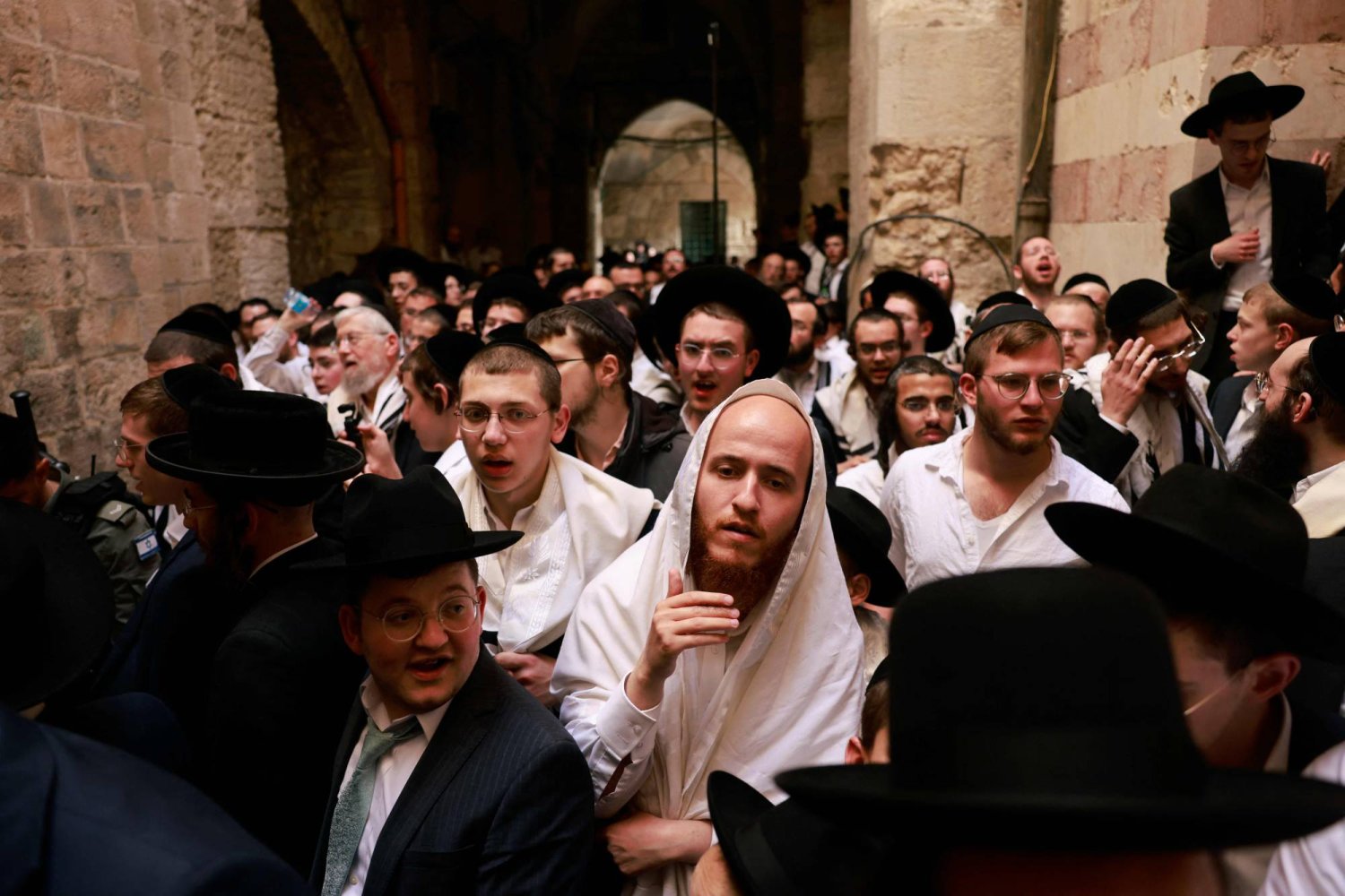 يهود متطرفون يقومون بجولة على بوابات مجمع المسجد الأقصى في القدس الخميس (أ.ف.ب)