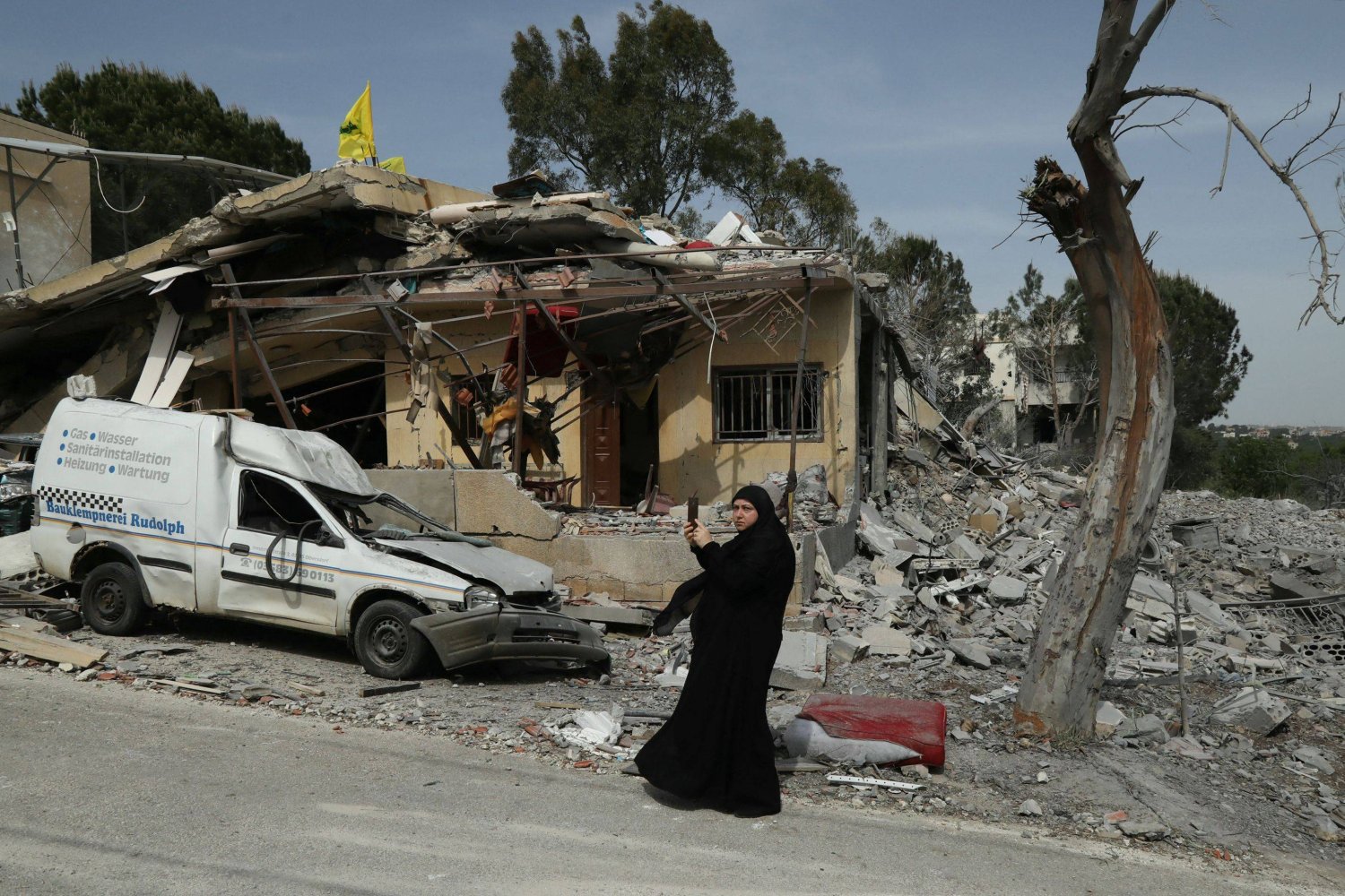 صورة لجانب من الدمار الذي ألحقته الهجمات الإسرائيلية على جنوب لبنان في 23 أبريل (أ.ف.ب)