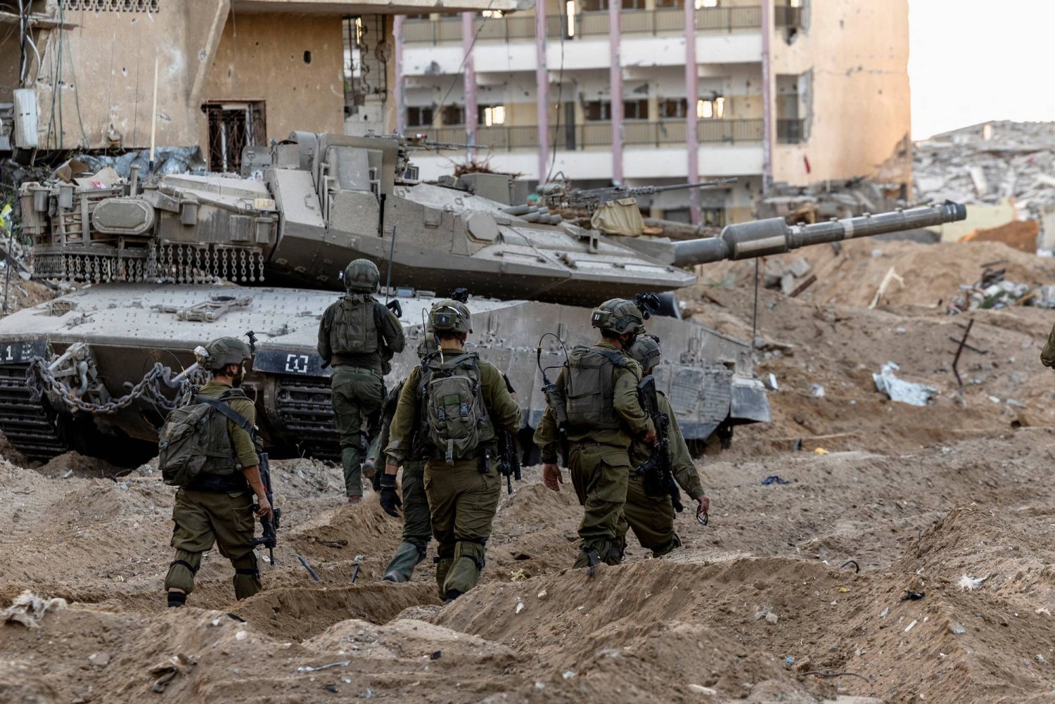 جنود إسرائيليون خلال العملية البرية داخل قطاع غزة (رويترز)