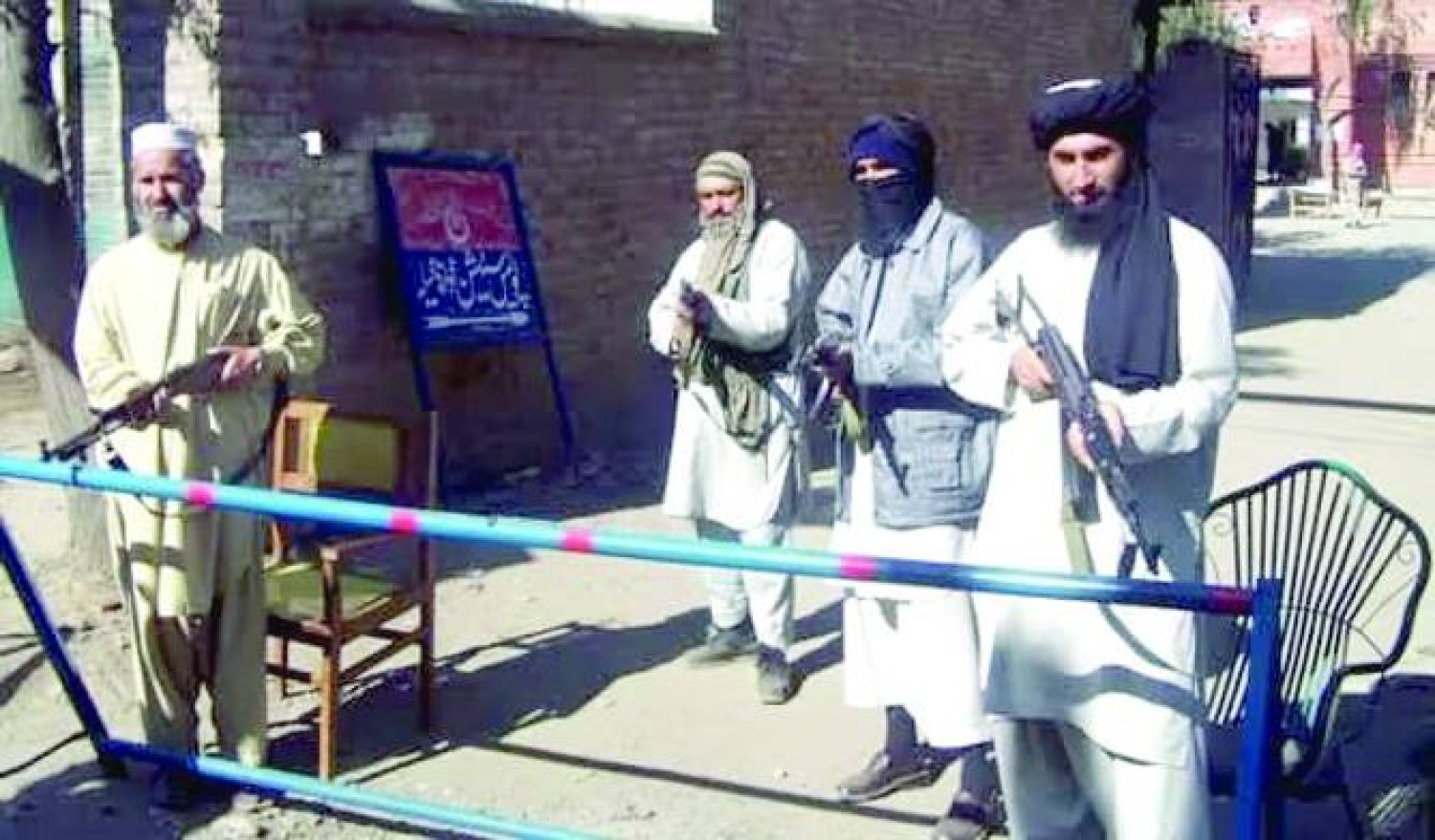مقاتلون من «طالبان» يحرسون حاجزاً في المناطق القبلية الباكستانية (أرشيفية)