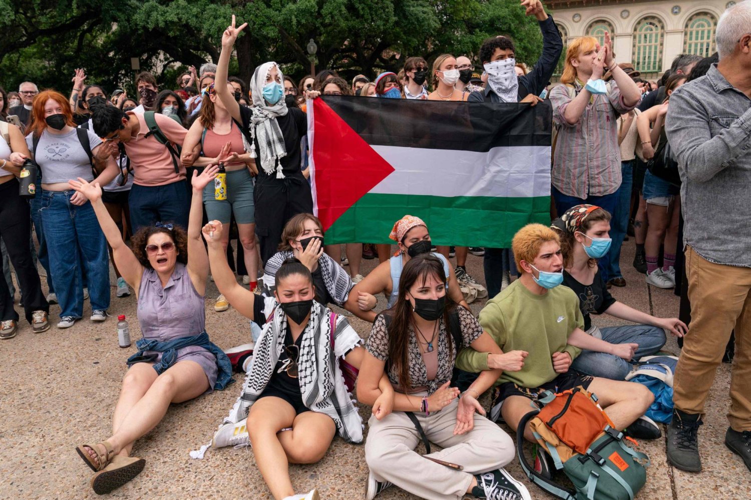 متظاهرون ضد الحرب في غزة بجامعة تكساس الأميركية (أ.ف.ب)