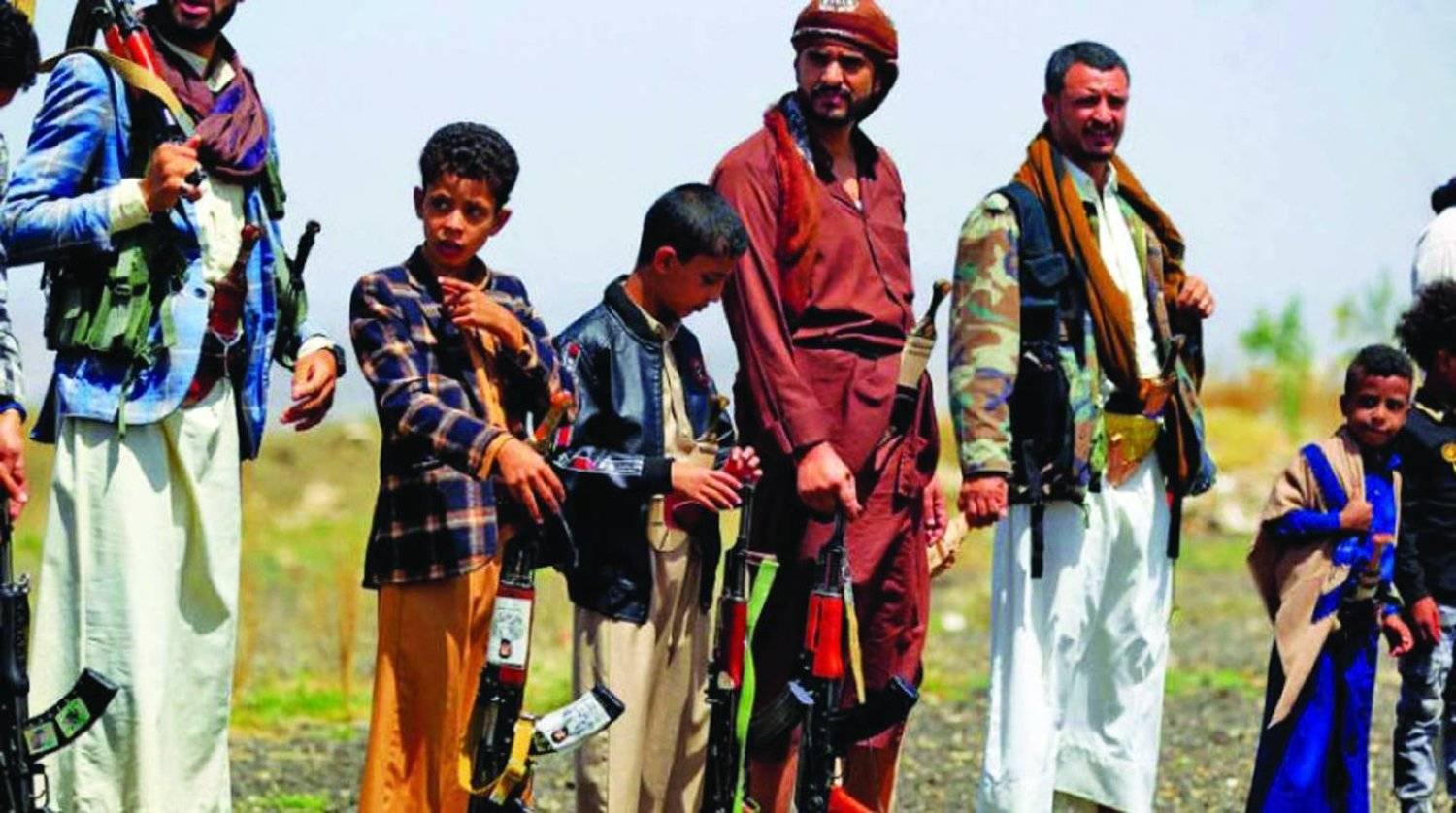أطفال يحملون الأسلحة في تجمع للحوثيين (أ.ف.ب)