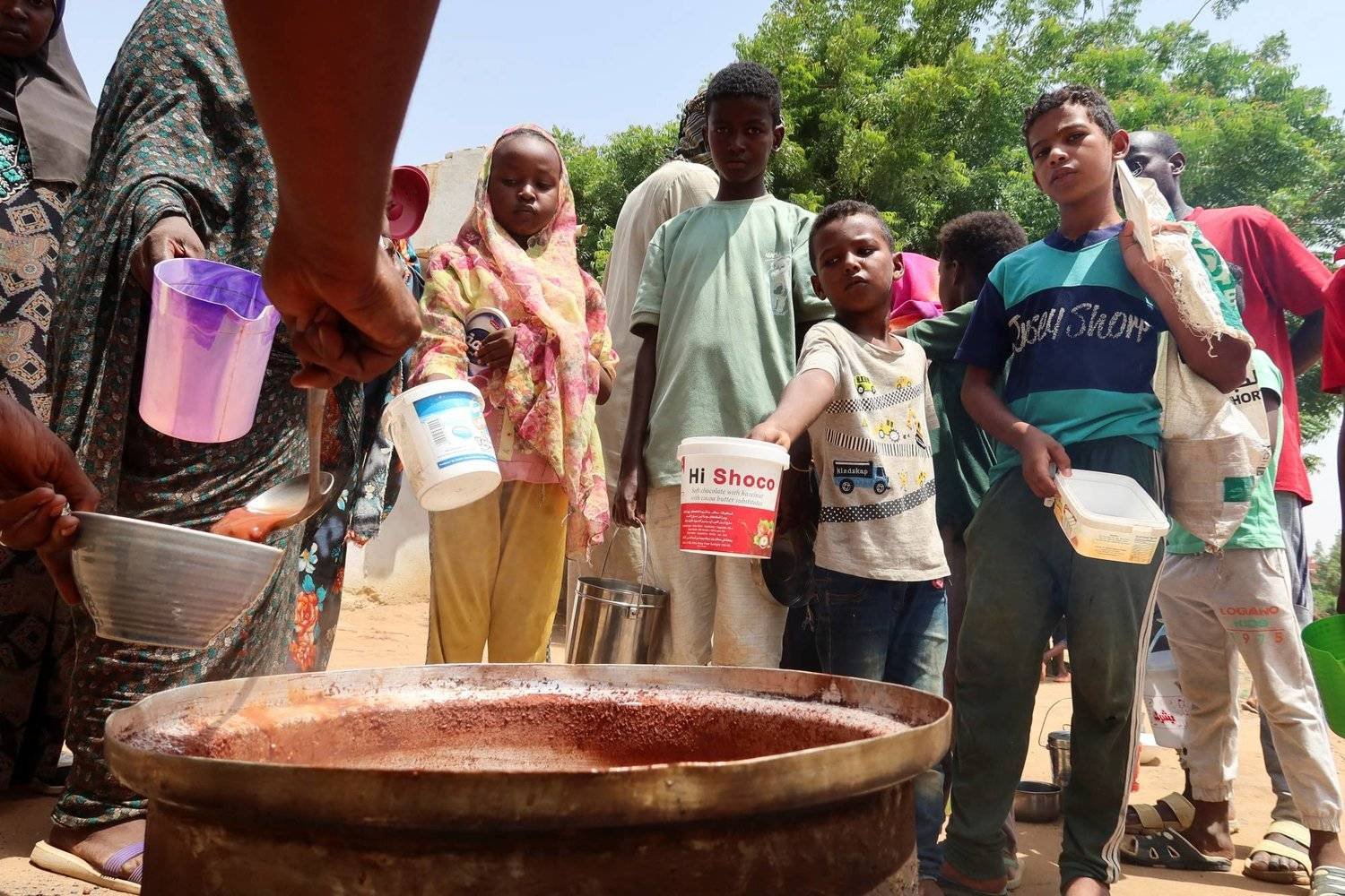 انعدام الأمن في السودان وضآلة التمويل الدولي يعرقلان جهود مساعدة ملايين الأشخاص (رويترز)