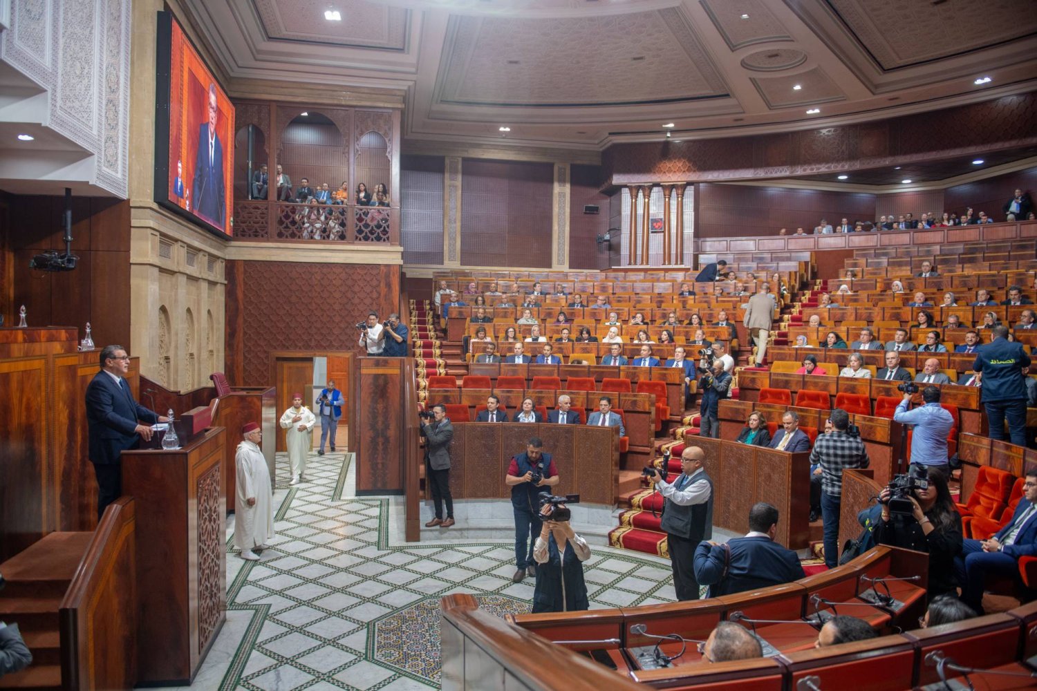 جانب من اجتماع ترأسه رئيس الحكومة المغربية وحضره عدد من البرلمانيين والنقابيين (إ.ب.أ)