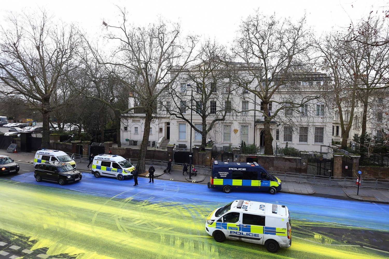 الشرطة البريطانية خارج مقر السفارة الروسية في لندن (رويترز)