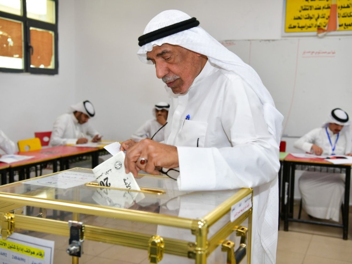 متخب كويتي يدلي بصوته في انتخابات مجلس الأمة 2024 (كونا)