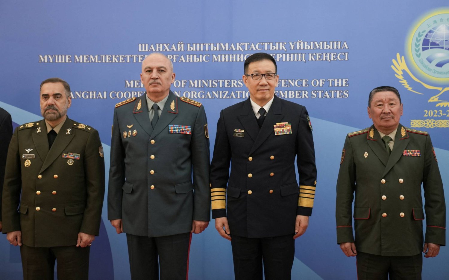 وزراء دفاع إيران وكازاخستان وقيرغستان والصين يلتقطون صورة على هامش اجتماعات منظمة «شنغهاي» (رويترز)