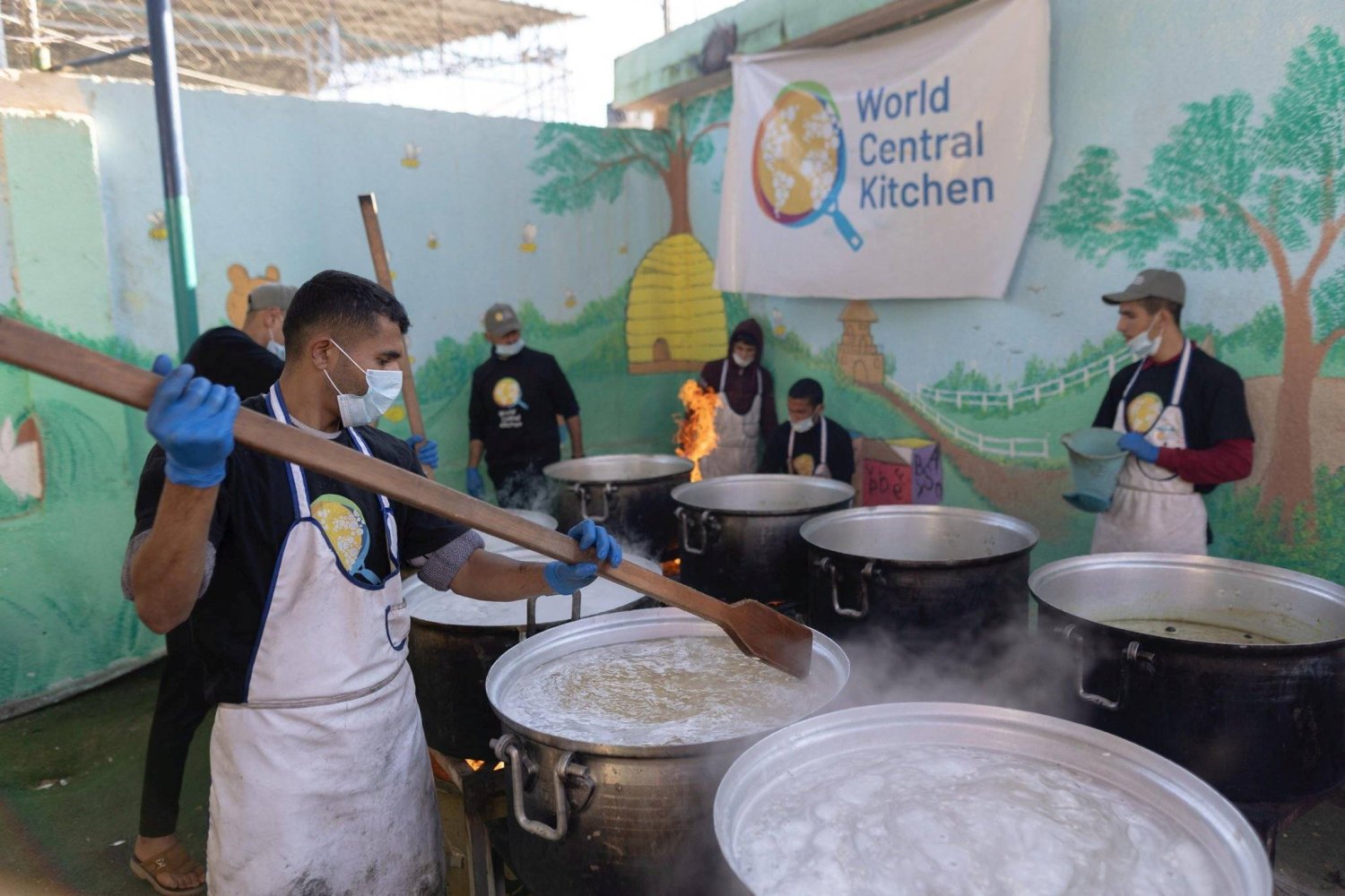 «ورلد سنترال كيتشن» يقدم الطعام قبالة ساحل غزة (رويترز)