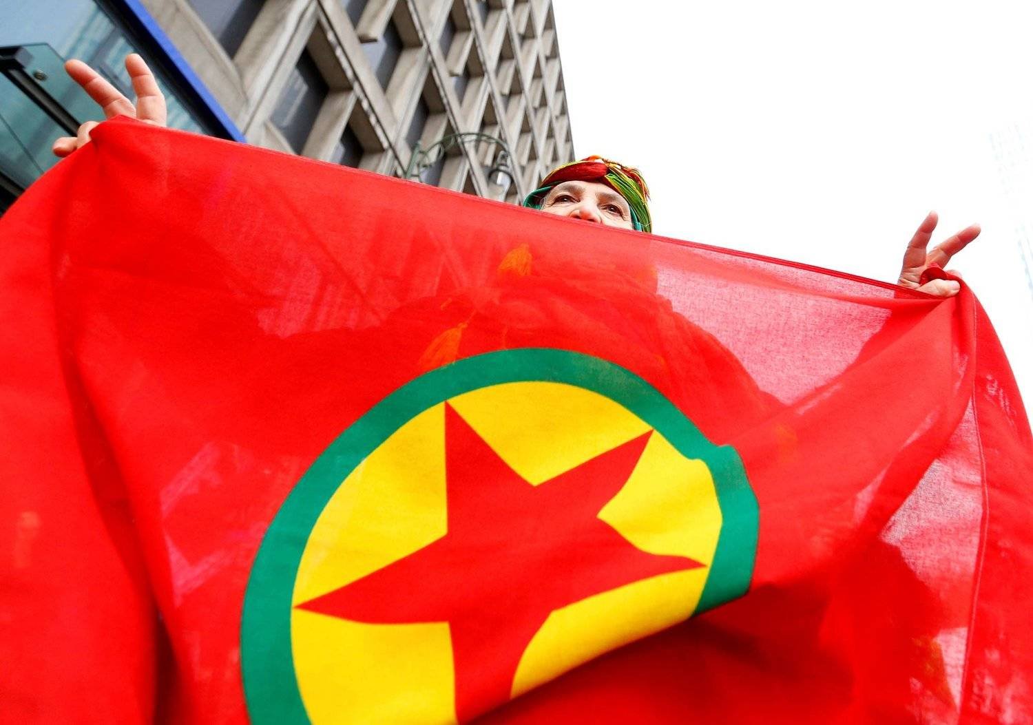 امرأة تحمل علم حزب «العمال» الكردستاني خلال مظاهرة ضد الرئيس التركي رجب طيب إردوغان في وسط بروكسل بلجيكا 17 نوفمبر 2016 (أرشيفية - رويترز)